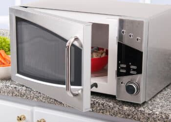 O novo eletrodoméstico que está substituindo o micro-ondas: gasta menos energia e cozinha mais rápido