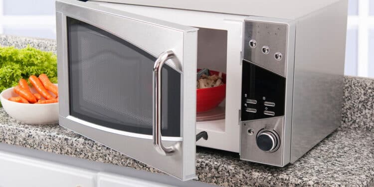 Mistura com 3 ingredientes limpa o micro-ondas em 5 minutos e elimina odores na hora