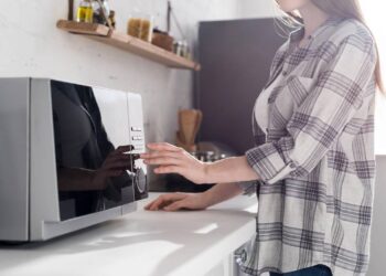 Seu micro-ondas pode durar anos se você seguir esses cuidados