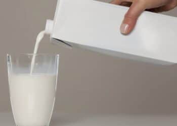 Marca de leite é suspensa pela Anvisa depois de fraude ser identificada