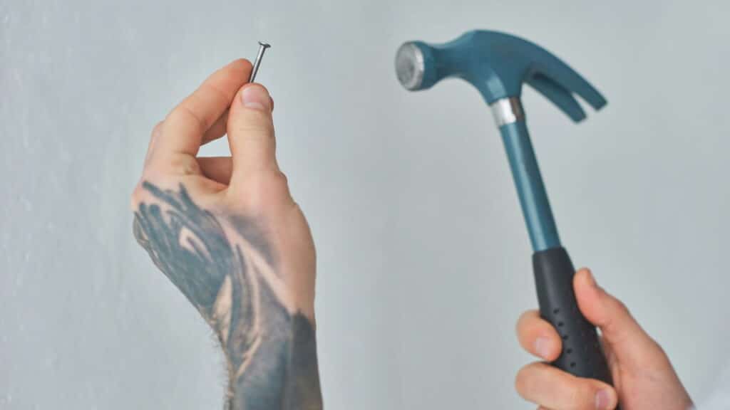 Poupe dinheiro com esta receita para remover marcas de furos e parafusos na parede