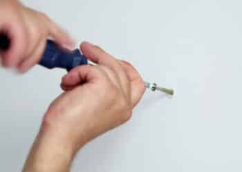 Poupe dinheiro com esta receita para remover marcas de furos e parafusos na parede
