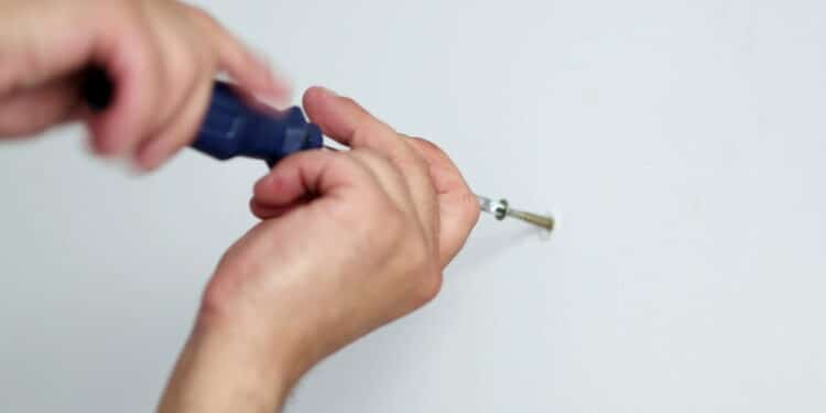 Poupe dinheiro com esta receita para remover marcas de furos e parafusos na parede