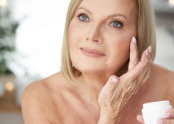 Top 4 cremes faciais baratos indicados para mulheres acima dos 60