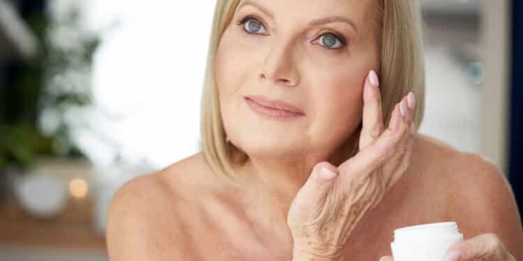 Top 4 cremes faciais baratos indicados para mulheres acima dos 60