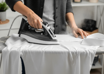 O truque para desamassar roupas em minutos sem precisar de ferro