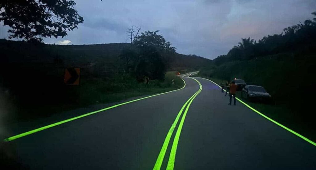 Primeira sinalização rodoviária luminosa na Malásia - Crédito: BERNAMA
