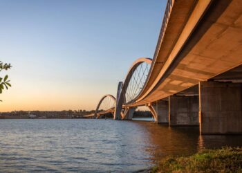 Essa ponte em Brasília mudou o trânsito e virou atração turística