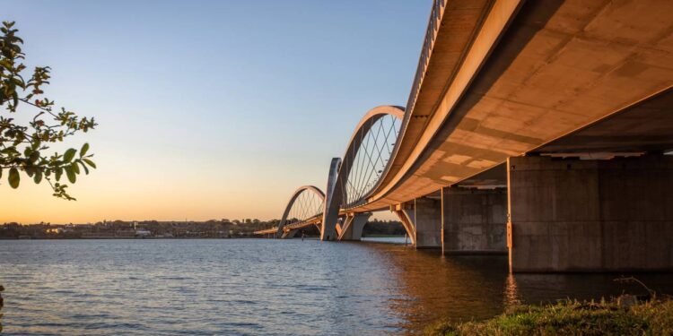 Essa ponte em Brasília mudou o trânsito e virou atração turística
