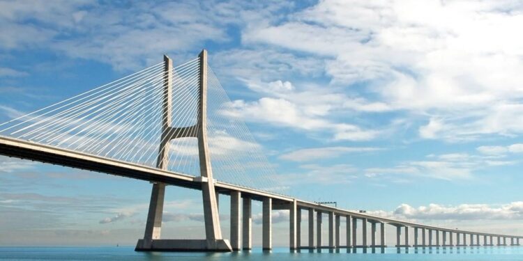 A maior ponte da Europa recebeu o nome de um time do Brasil