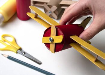 Brinquedos com rolos de papel ensinam sustentabilidade de forma divertida