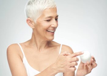 7 cremes faciais baratos que são perfeitos para mulheres com mais de 60 anos