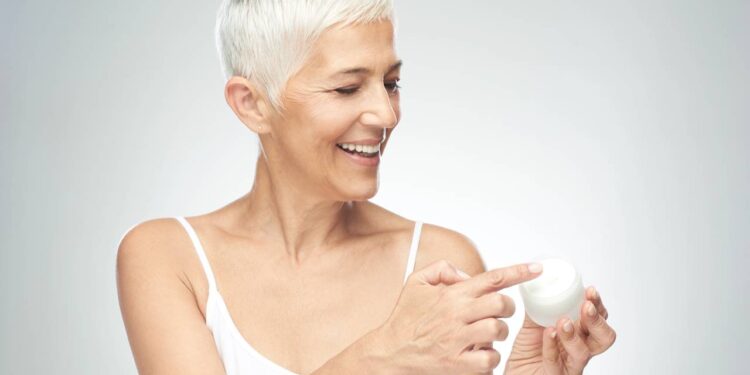 7 cremes faciais baratos que são perfeitos para mulheres com mais de 60 anos