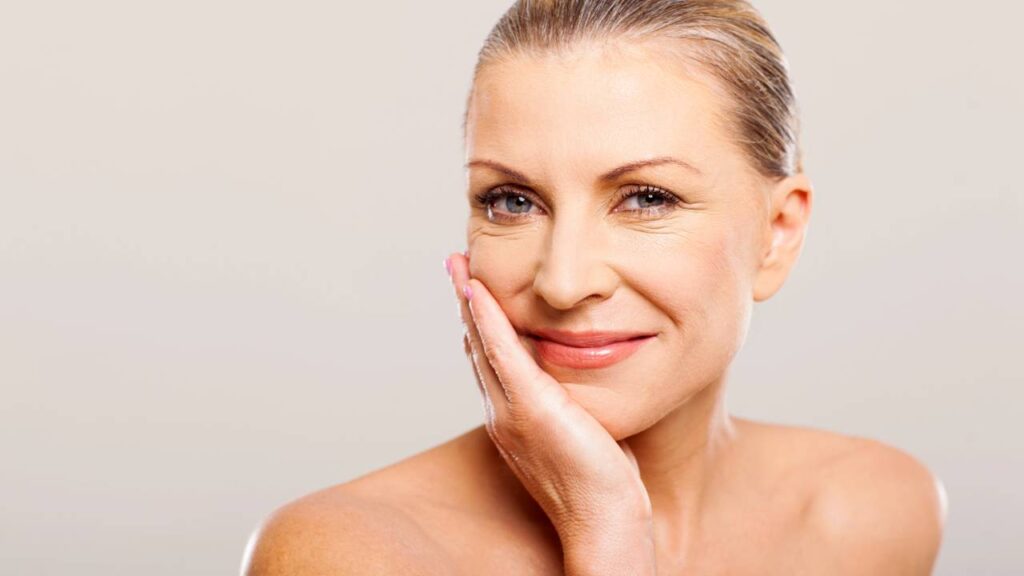 7 cremes faciais baratos que são perfeitos para mulheres com mais de 60 anos