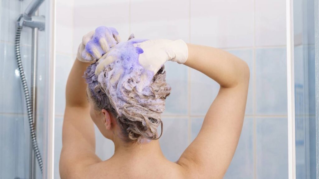 Shampoo tonalizante de farmácia cobre até 70% dos fios brancos e é umas das melhores opções para mulheres 40+