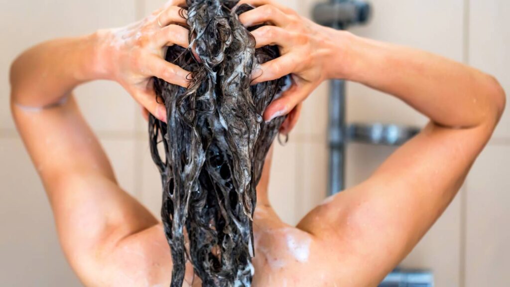 O shampoo baratinho que promete efeito de salão já na primeira lavagem