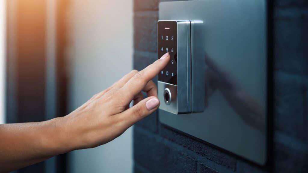 As fechaduras que abrem sua casa com reconhecimento facial e digital