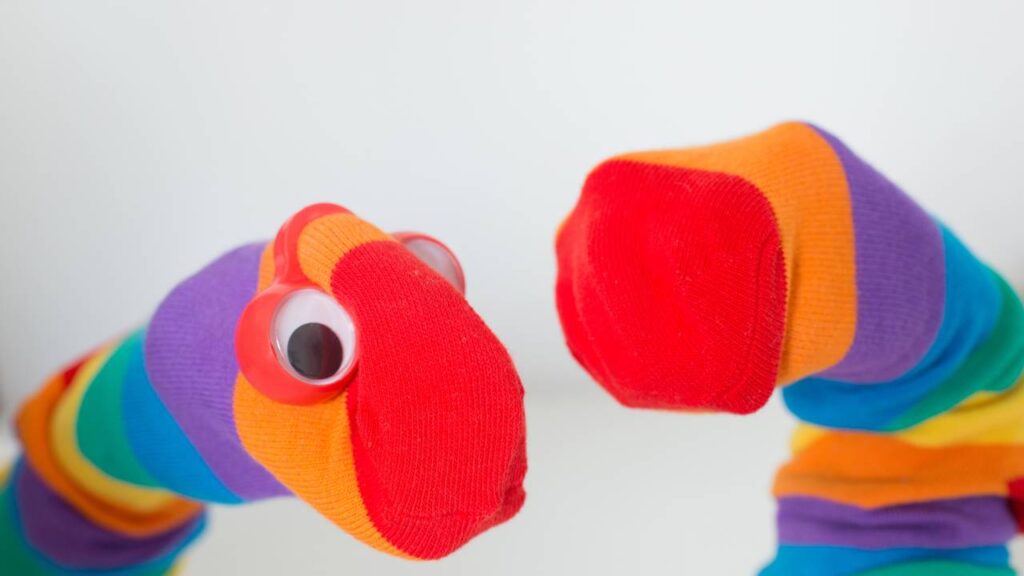 Fantoche feito com meia vira atividade educativa e divertida para toda a família