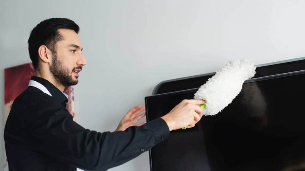 Limpei minha TV de um jeito diferente e a tela ficou brilhando como nova