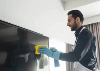 O método ideal para limpar sua televisão sem arranhar ou estragar a tela