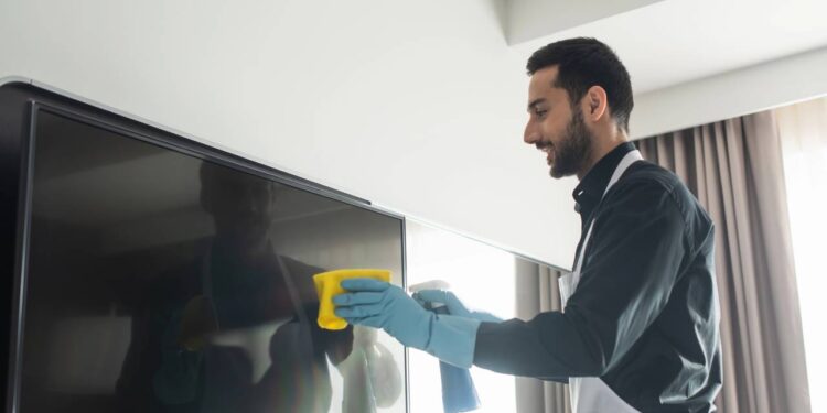 Limpei minha TV de um jeito diferente e a tela ficou brilhando como nova