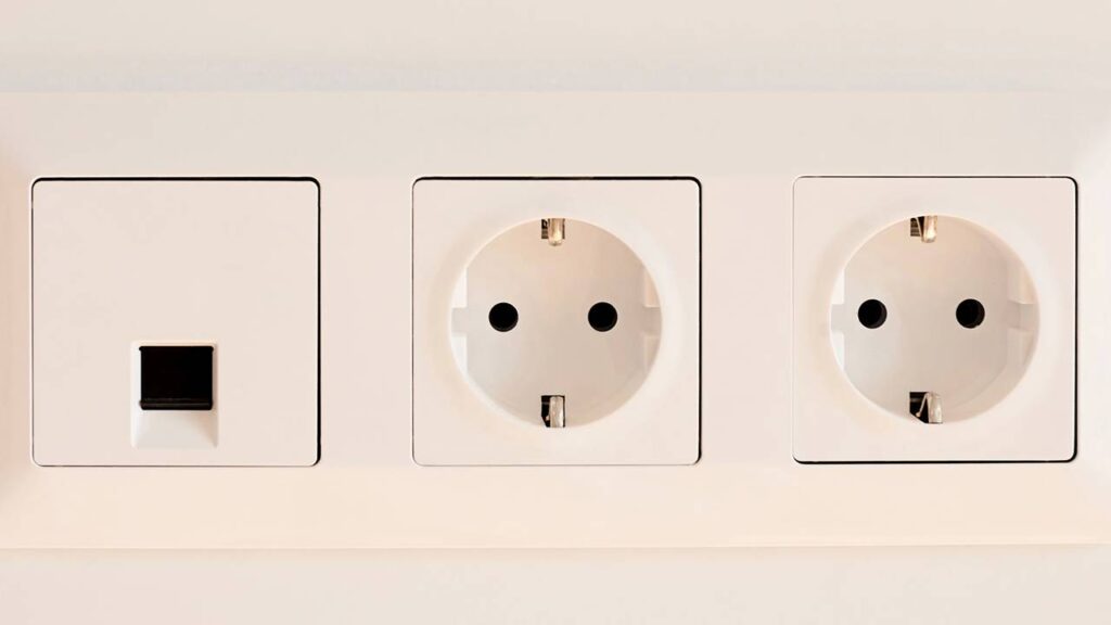 O poder das tomadas inteligentes no conforto e economia da sua casa