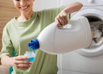 Top 4 melhores detergentes para máquina de lavar que limpam bem e cabem no bolso