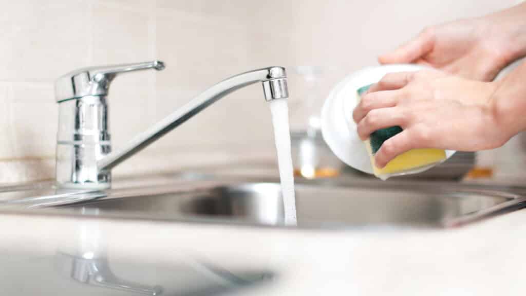 Produto de limpeza popular é retirado do mercado por riscos à saúde