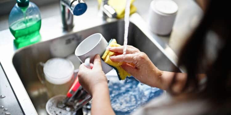 Produto de limpeza popular é retirado do mercado por riscos à saúde
