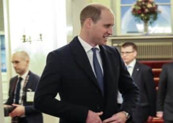 Príncipe William é recebido no Pão de Açúcar com as 'chaves do Rio' e interage com turístas