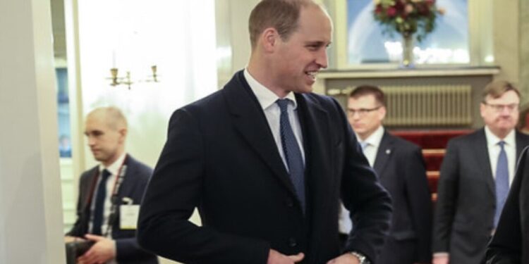 Príncipe William é recebido no Pão de Açúcar com as 'chaves do Rio' e interage com turístas