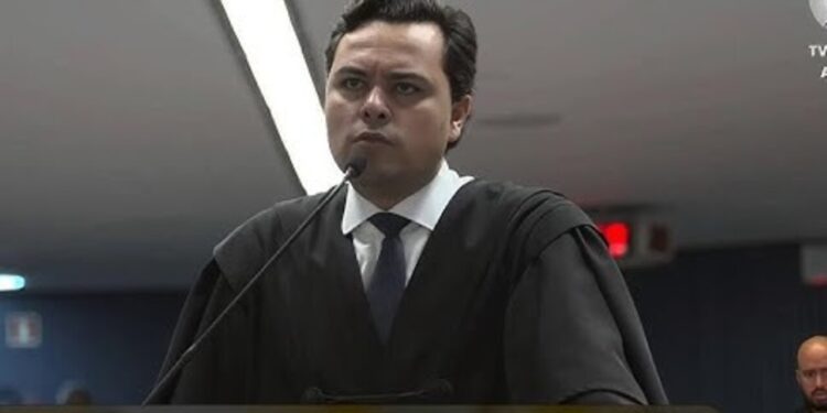 Advogado de 'kid preto' confronta procurador por sorrir durante fala no STF