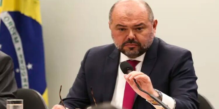 Saiba quem é o ex-ministro alvo da PF que deve usar tornozeleira eletrônica