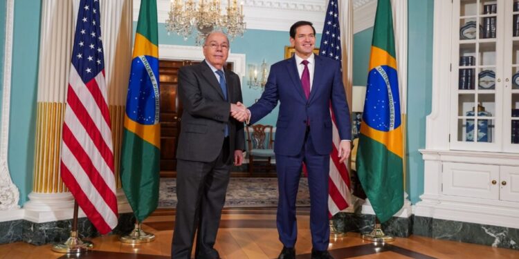 Reunião entre EUA e Brasil sobre tarifaço acaba sem avanço e acende alerta no mercado