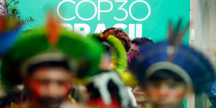 Tensão aumenta na COP 30 com indígenas bloqueando a entrada em novo protesto