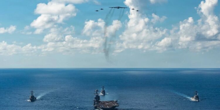 Marinha dos EUA impressiona ao exibir grupo de ataque de porta-aviões no Caribe