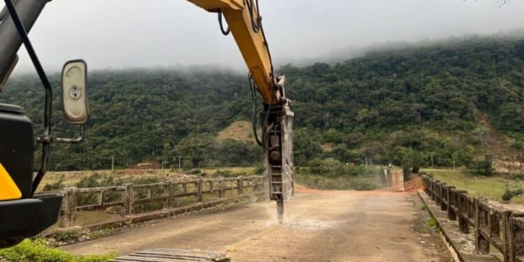 Reconstrução da ponte de Santa Bárbara de R$ 31,3 milhões ganha ritmo acelerado com novos pilares em execução