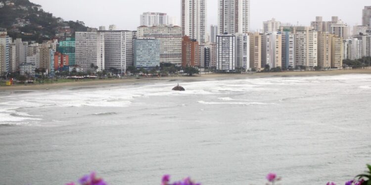 Moradores se assustam após objeto misterioso aparecer em praia de SP