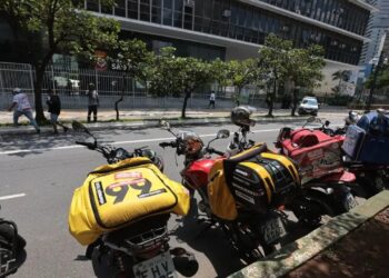 Mudança nas regras deve aumentar preços do Uber e iFood e acende alerta de crise no setor