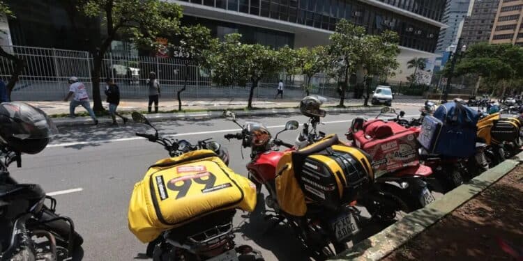 Uber e 99 anunciam retorno de serviço popular na cidade de São Paulo e clientes comemoram