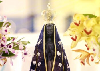 Brasileira vira destaque no Miss Universo 2025 após traje homenageando Nossa Senhora Aparecida