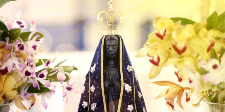 Brasileira vira destaque no Miss Universo 2025 após traje homenageando Nossa Senhora Aparecida