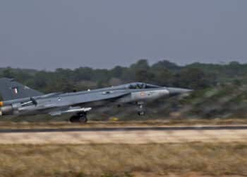 Piloto perde a vida após queda de caça durante demonstração aérea