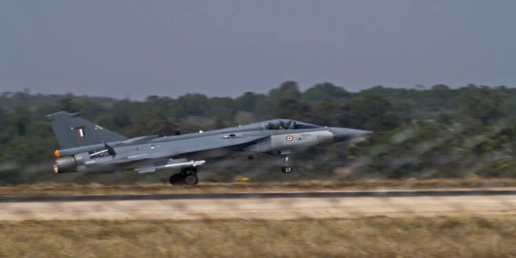 Piloto perde a vida após queda de caça durante demonstração aérea