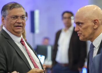 Moraes e Dino votam para manter prisão de Bolsonaro