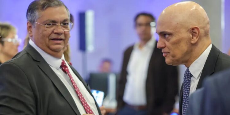 Moraes e Dino votam para manter prisão de Bolsonaro