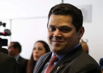 PEC da oposição pressiona presidente do Senado a pautar impeachment no STF