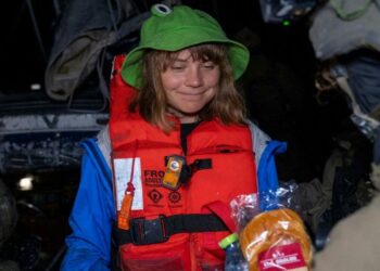 Greta é expulsa de Veneza após tingir canal de verde