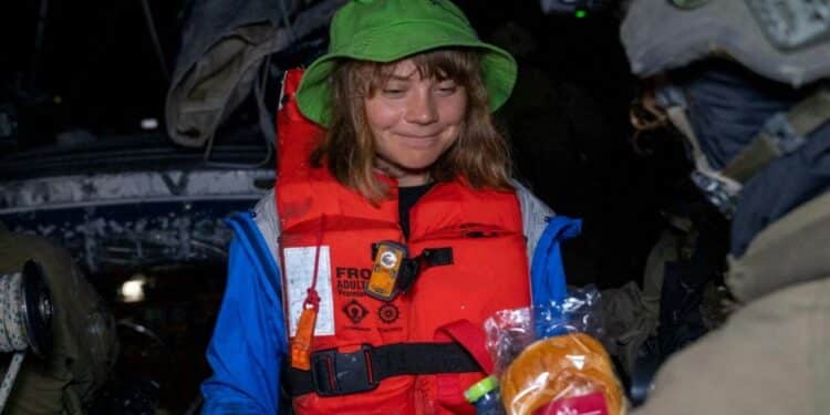 Greta é expulsa de Veneza após tingir canal de verde