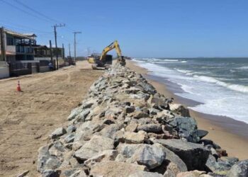 Praia de SC ameaçada de 'desaparecer' passa por novas obras em meio à situação de emergência